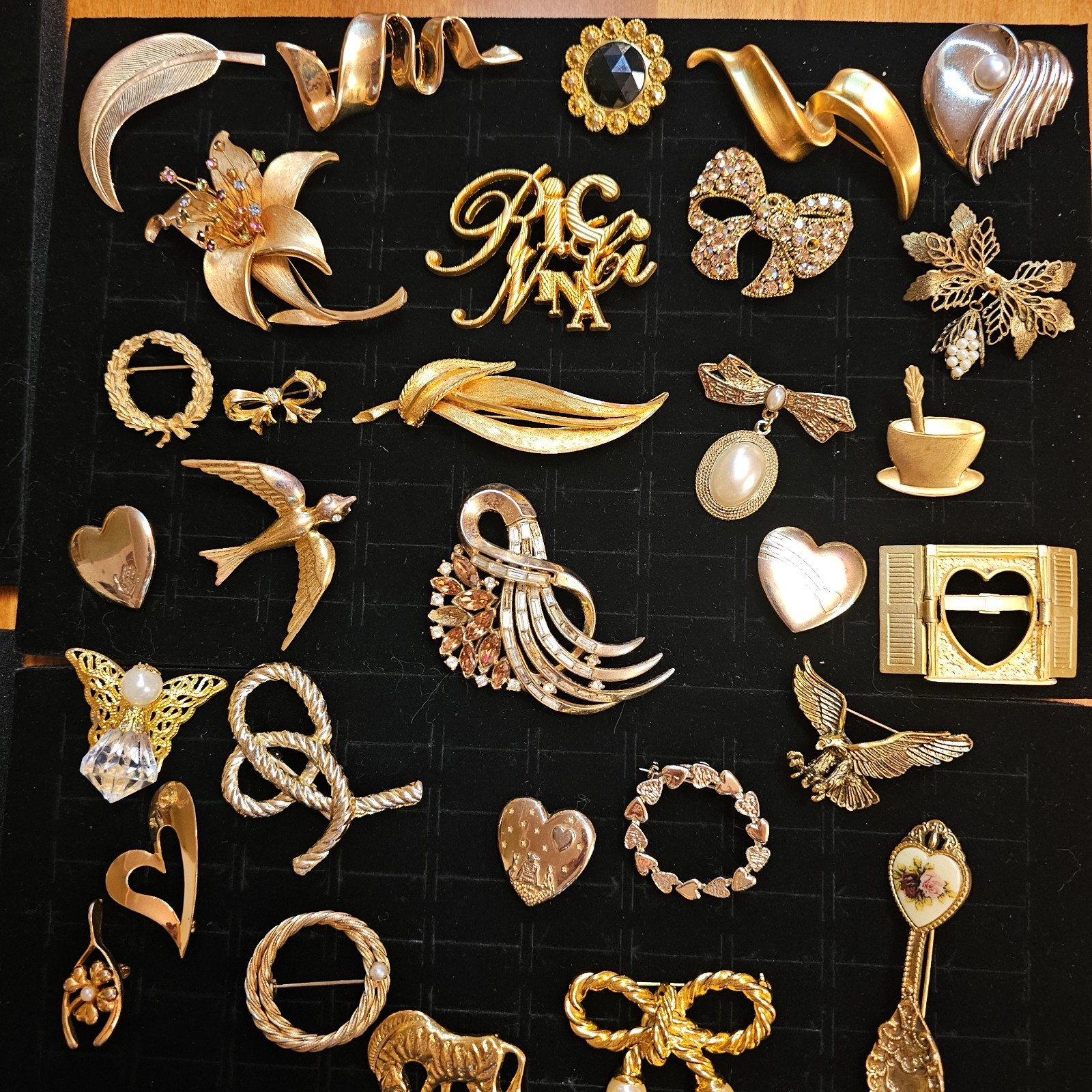 Vintage Brooch Pins Lot 30 Unbranded/Trifari/Dubarry/Ricci/J. Lee/Boucher B84