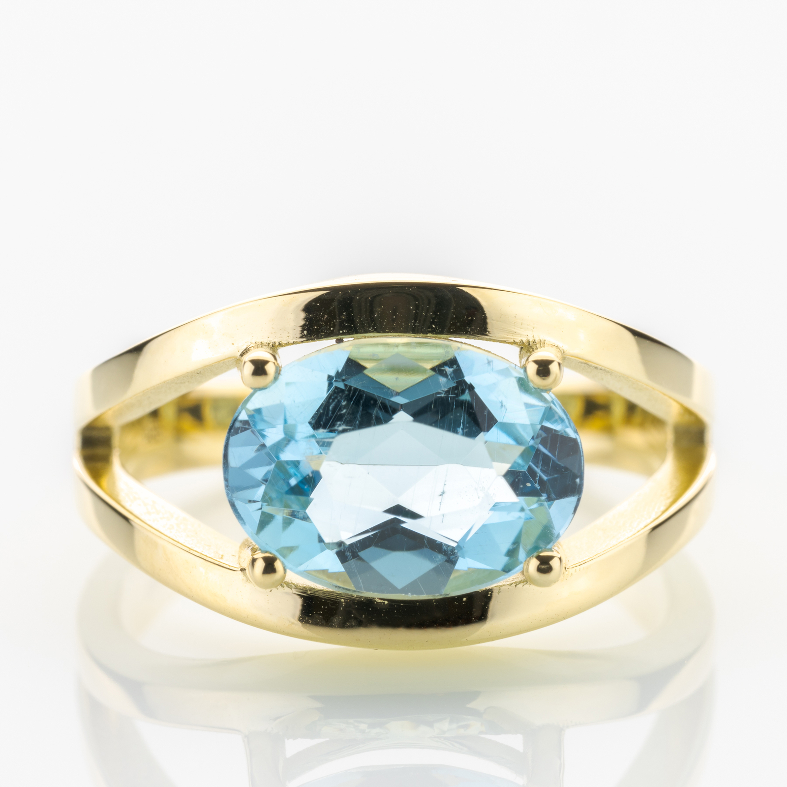 14k gold ring with an aquamarine