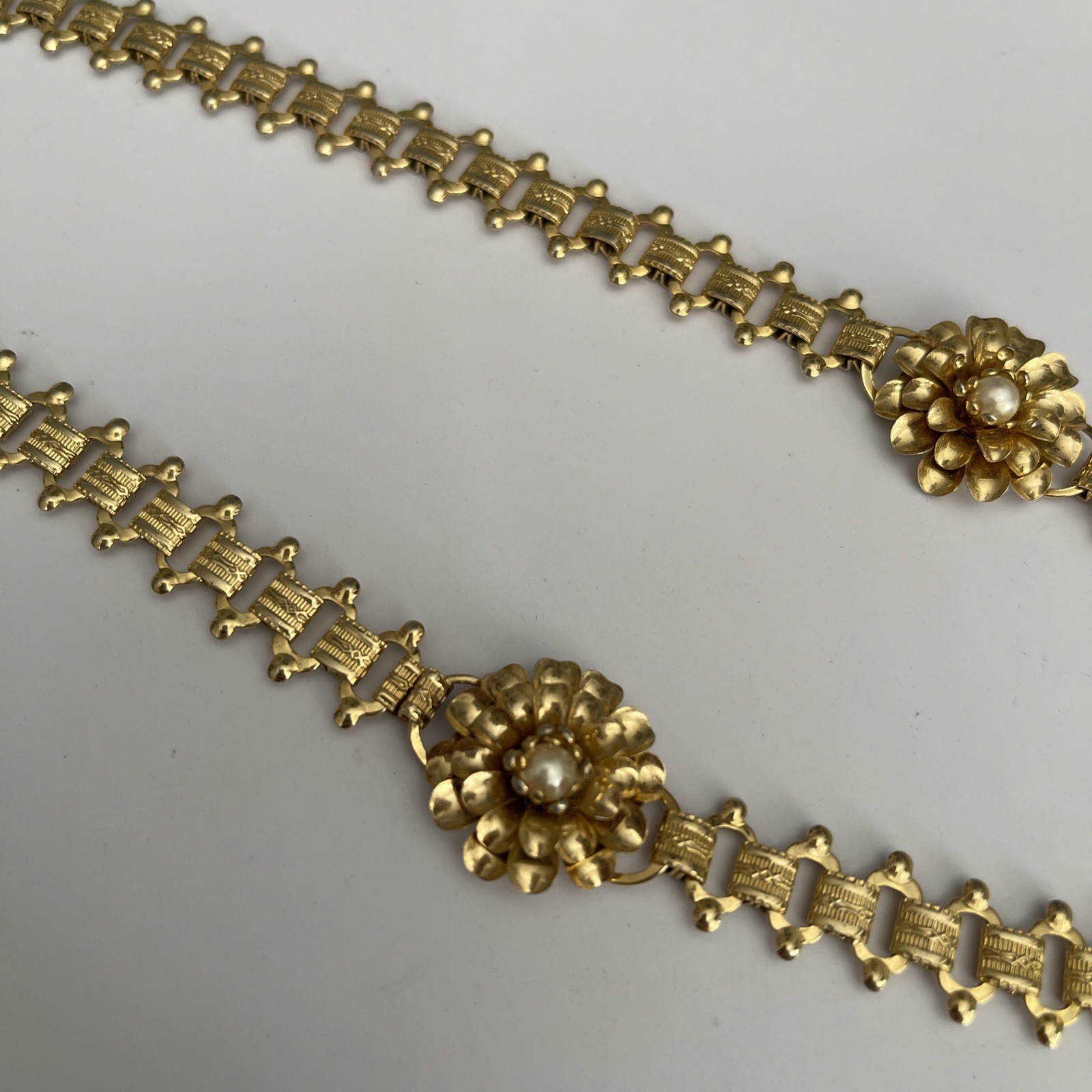 Book Chain Gold Tone Collar Necklace – Sculptural Link Design, 17.5” Vintage