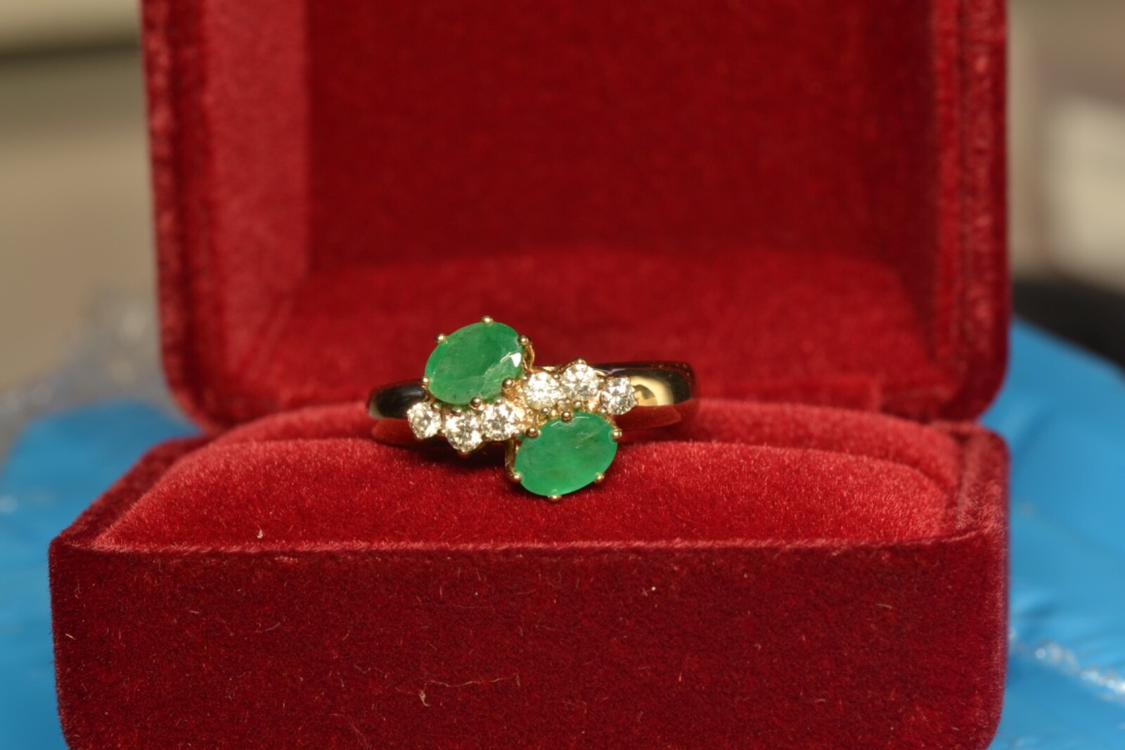 14k gold ring 1.8ct green emerald brilliant 0.27ct 6.7gr. Estimate: 1600€