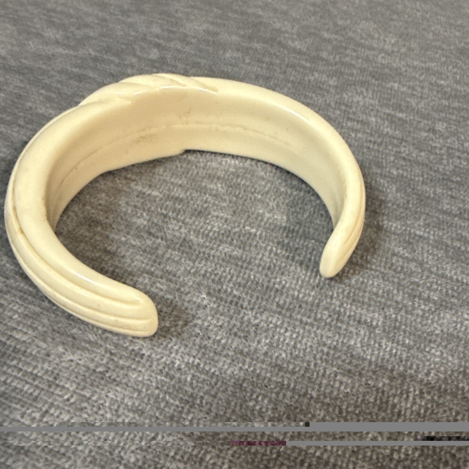 Vintage Plastic Celluloid Cream Color Bangle Cuff Bracelet 80’s Swirl Ribbed