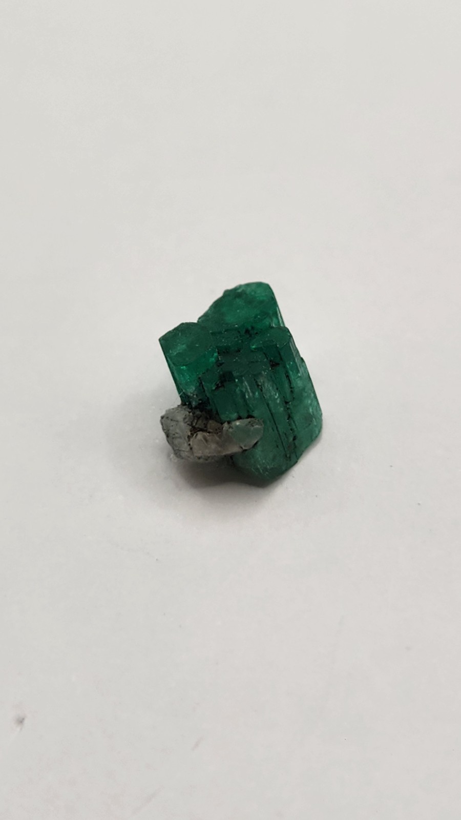 Macla de Esmeralda En Bruto 3,24cts, Pieza especial, cristales con terminación