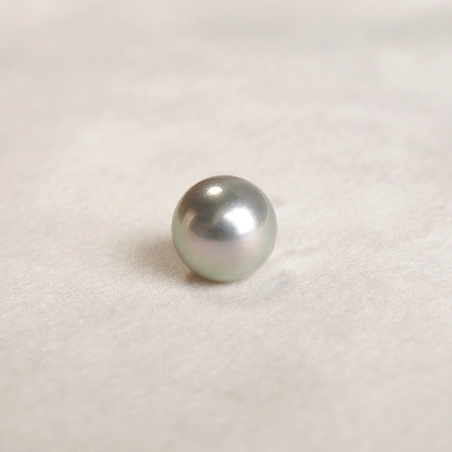 High Luster 8.7mm Round Silver-Rose Japanese Akoya Pearl Pendant 18K Yellow Gold