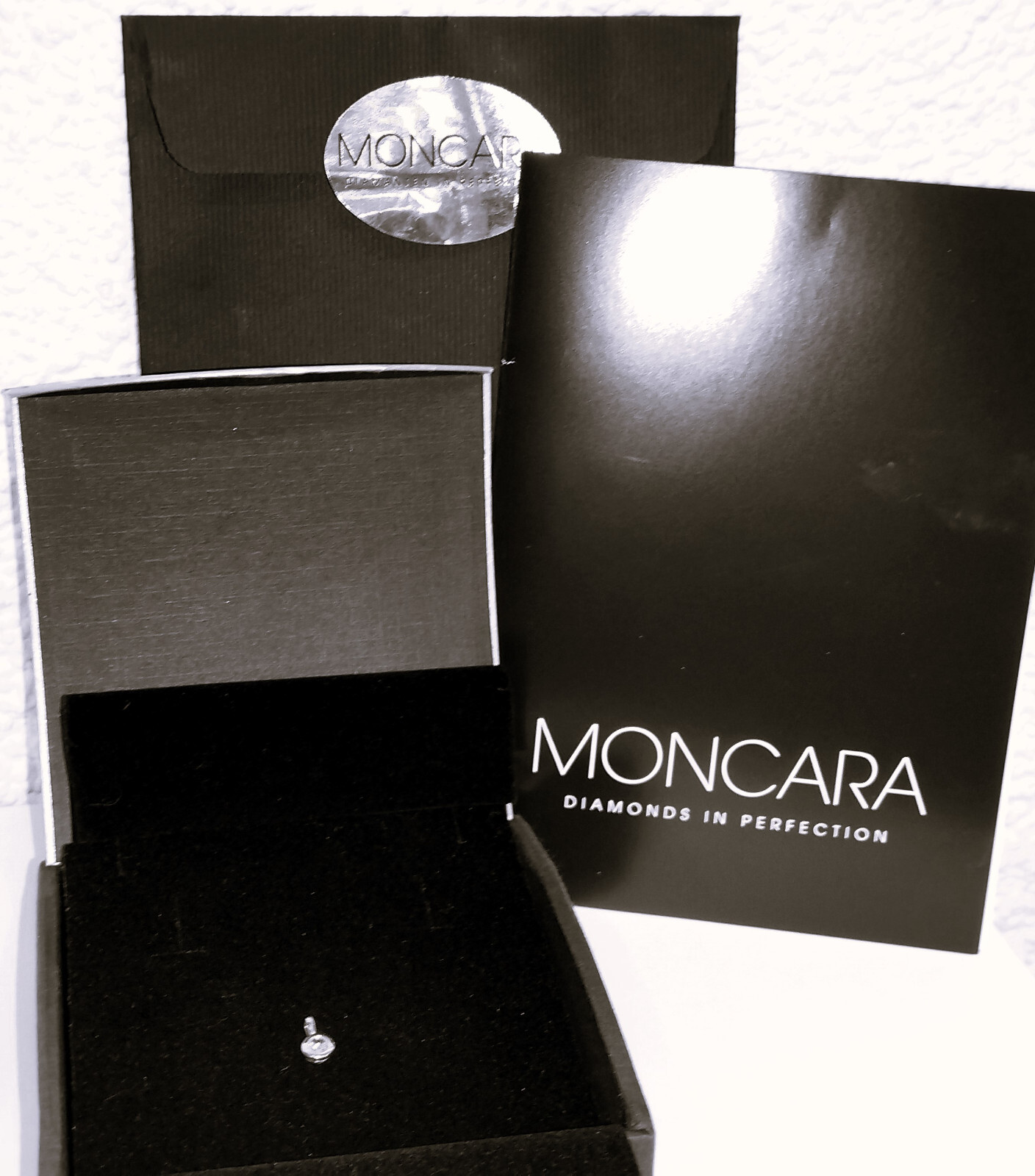 White Gold Solitaire Pendant with Brilliant 0.15ct Flawless Moncara with Certificate
