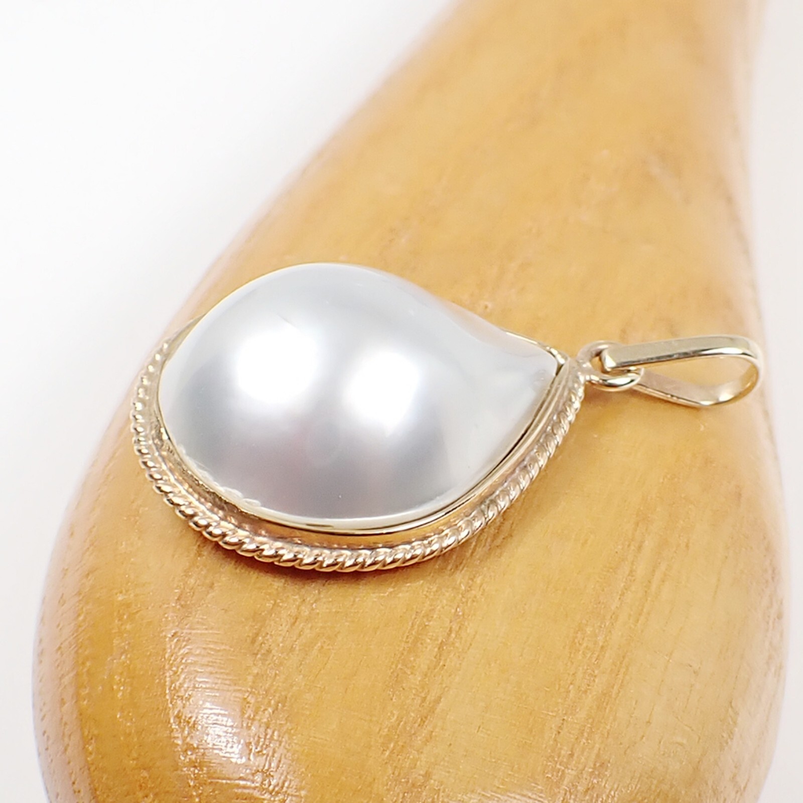 Teardrop 20x16mm Australian Mabe Pearl Bezel Pendant 375 9k Yellow Gold, MPP99