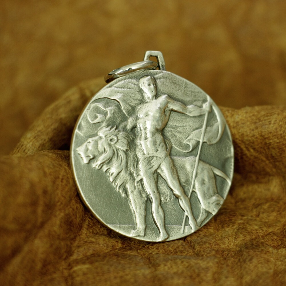 925 Sterling Silver Brave and Lion Pendant Mens Round Relief Pendant TA183A JP