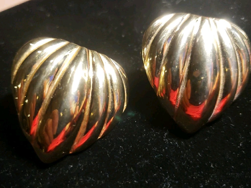 Gold-tone Hollow Stud Pierced Earrings Light Weight Leaf/heart Shape 1.25″x1.25″