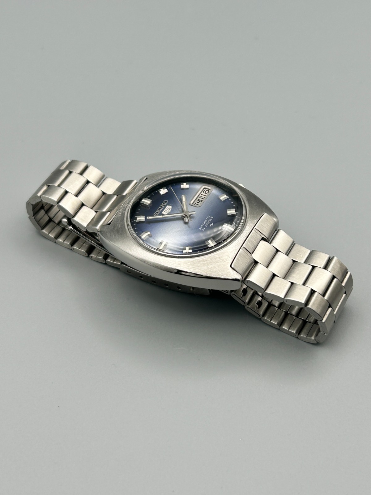 Vintage Seiko 5 Automatic Gradient Blue 21J Day/Date Men’s Wrist Watch Japan