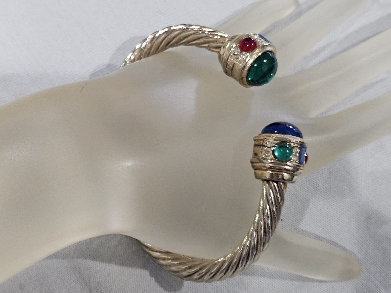 Beautiful Vtg gripoix Cabachon Blue Red Green gold tone cable cuff bracelet