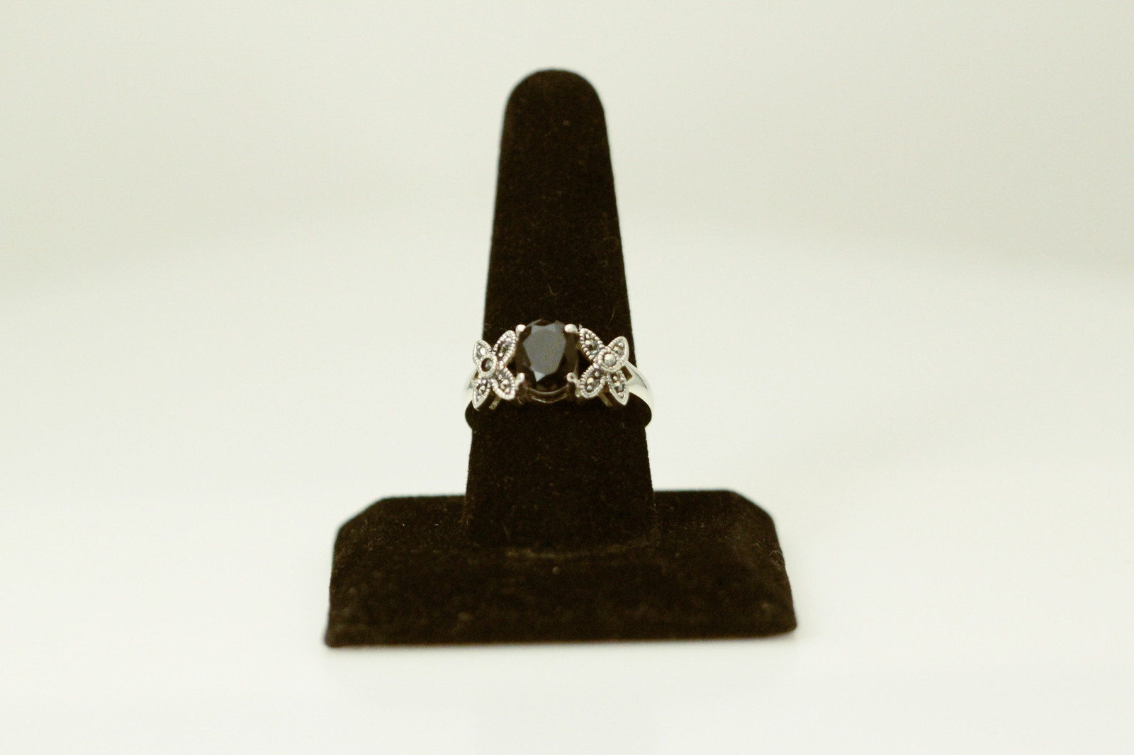 925 Sterling Silver Oval Black Stone With Marcasite Accents 4.3 Grams (RIN8399)