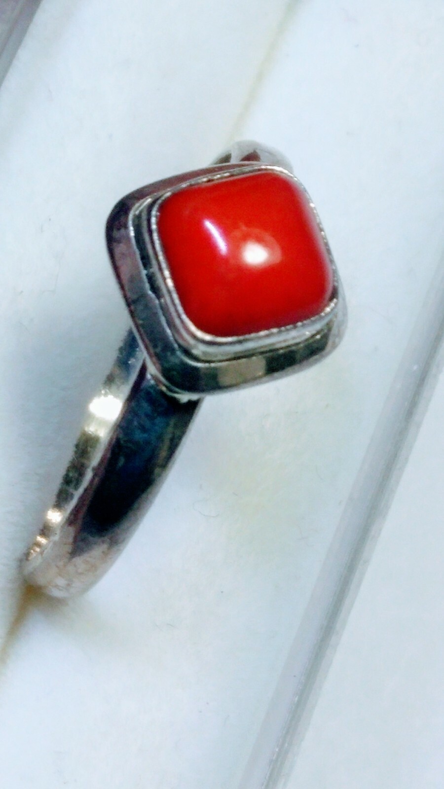PLEASING NATURAL RED CORAL IN STERLING SILVER .925 RING SIZE BETWEEN 8.75-9.0