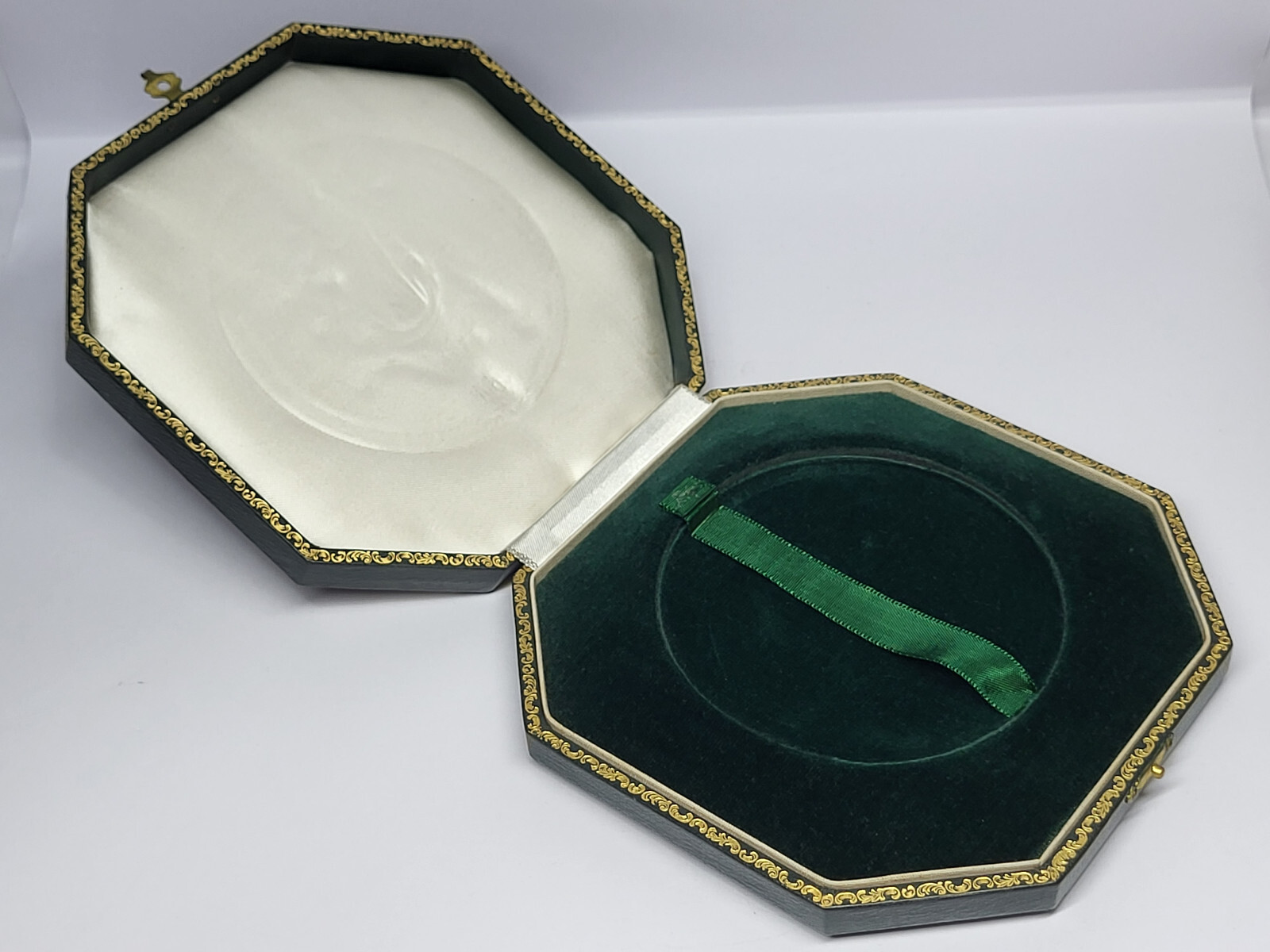 Antique Vintage Empty JEWELRY BOX for a Medal with 3 1/2 Inches in Diameter #2