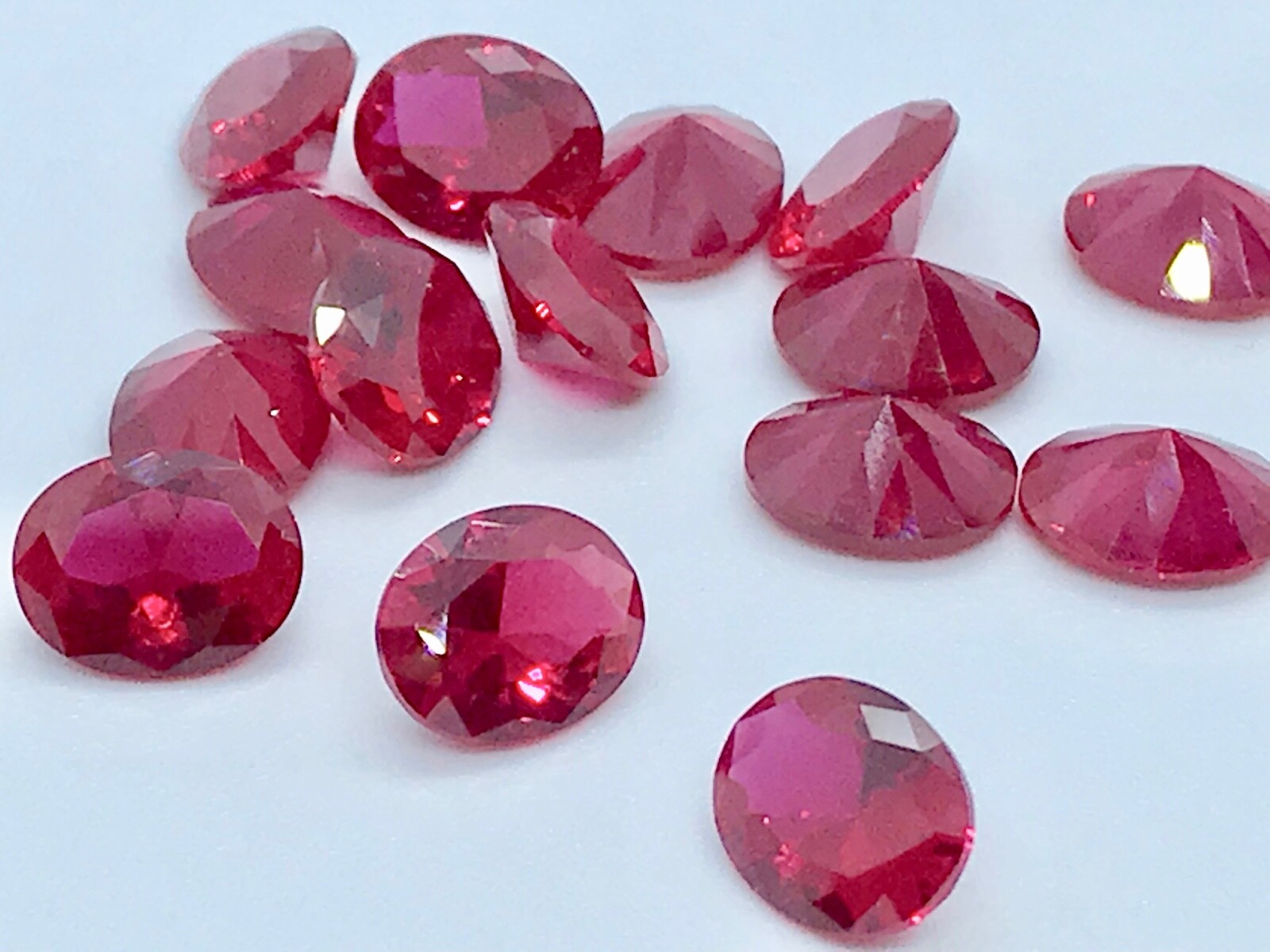 Oval lab-created ruby Lot of 5 stones (10x8mm – 4x3mms)