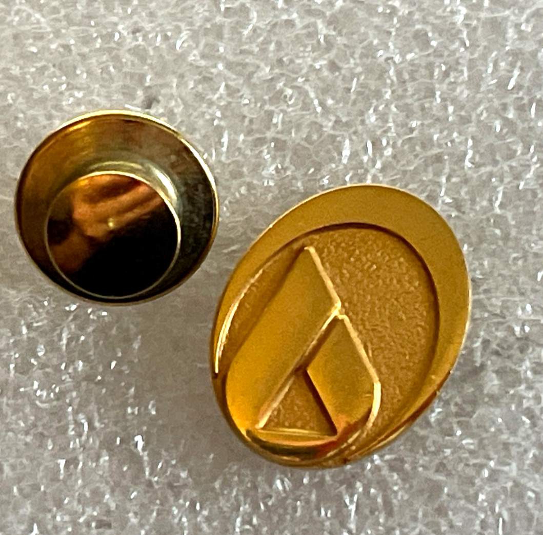 VTG Chemistry Flask Beaker Pin 1/5 10K Gold Liquid Drop Tie Tack Scientist (B)