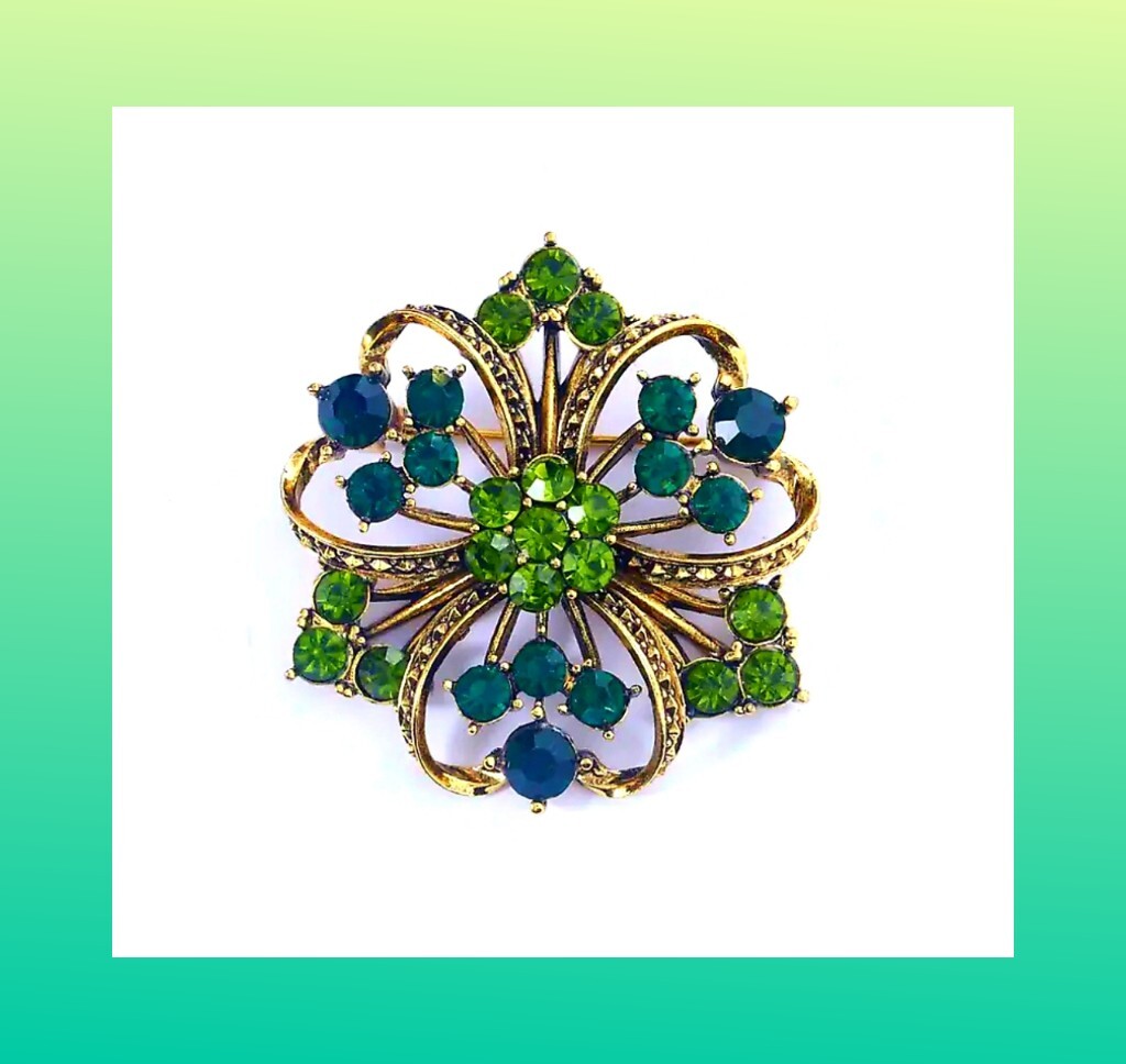 GREEN CRYSTAL SHAMROCK 3 LEAF CLOVER LUCKY IRISH BROOCH PIN~ST PATRICKS DAY GIFT