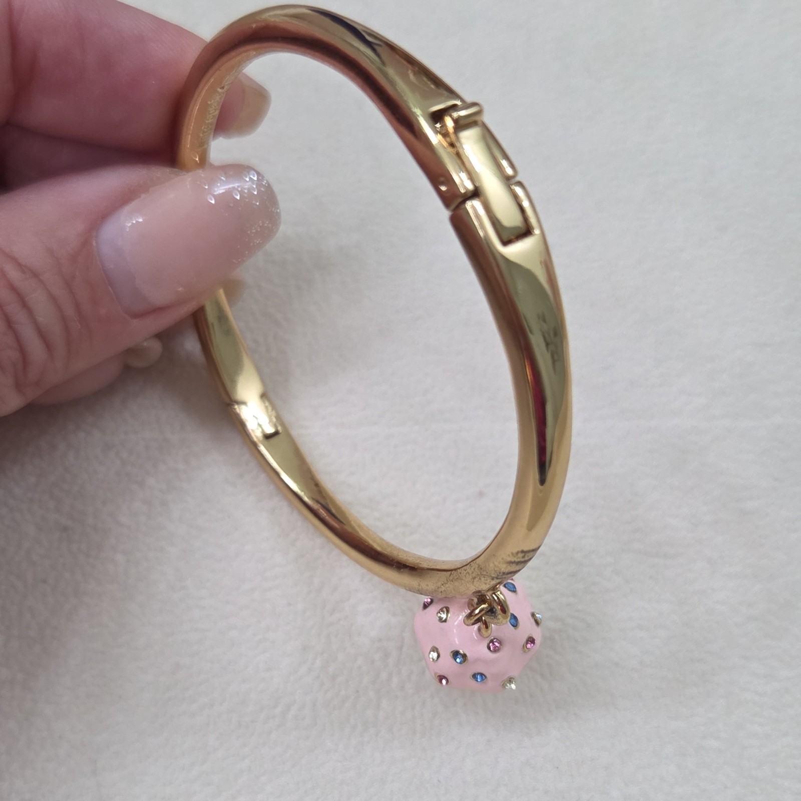kate spade new york Signed Gold Tone Hinged Bangle Bracelet Pink Cupcake Charm