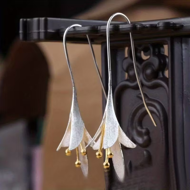 Female Fashion Vintage Blooming Flowers Two Tone Dangle Hanging Engagement Jewel
