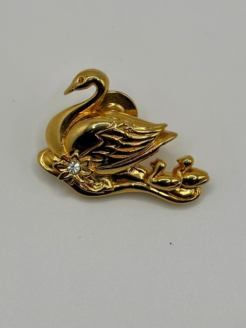 Vintage Signed Avon Gold Tone Swan with Rhinestone Pin/Brooch