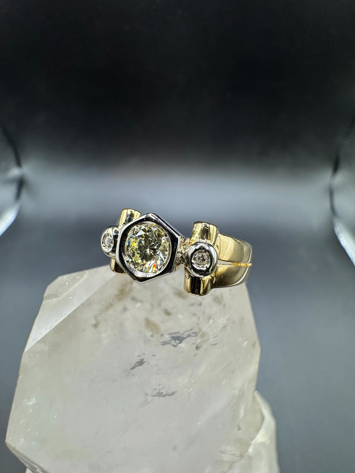 Elegant Two Tone Ring in 18ct Gold with Large Brilliant & Diamonds