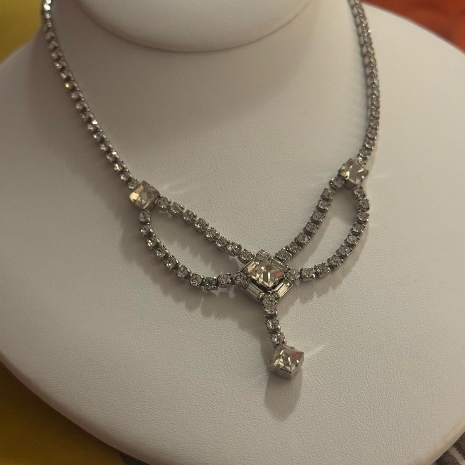 Elegant Leo Glass Pendant Necklace – Women’s Jewelry