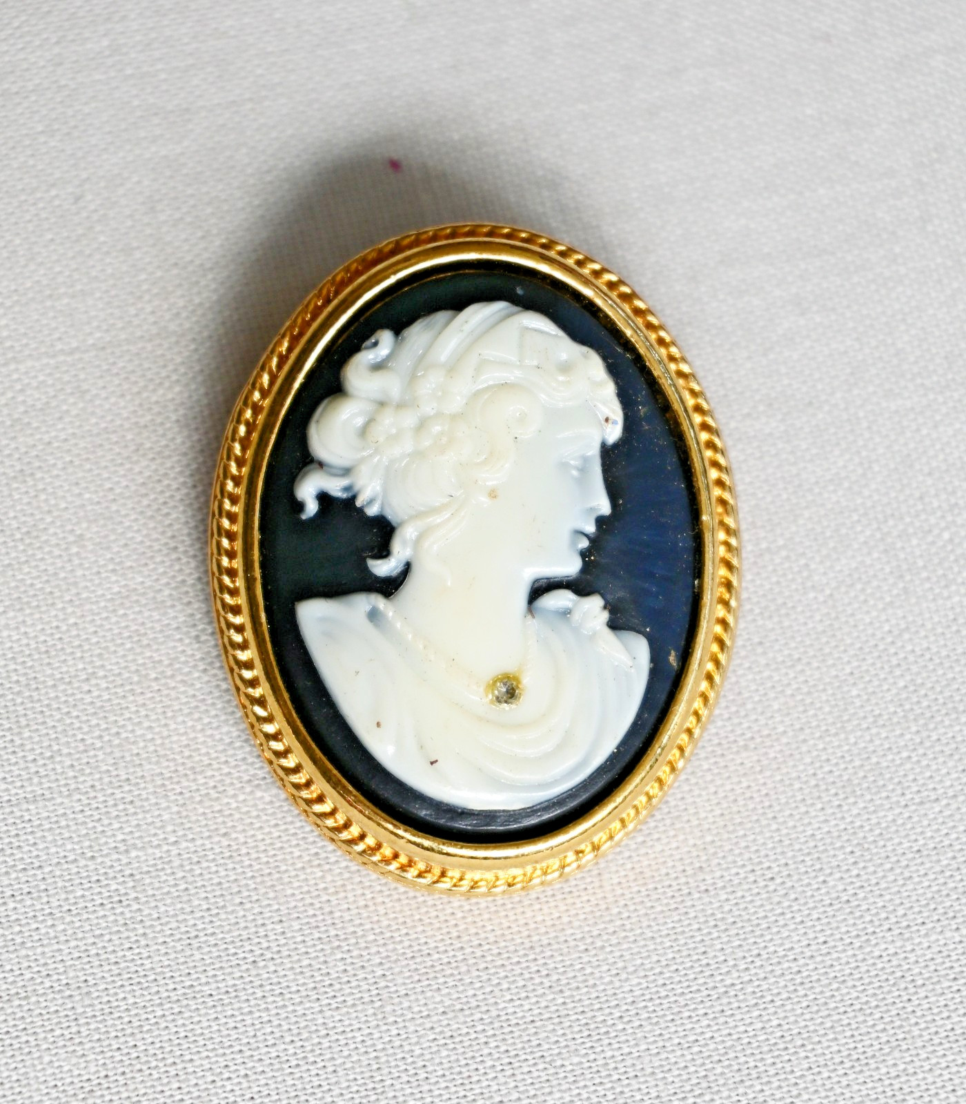 Vintage Avon Victorian Revival Cameo Rhinestone Resin Gold Tone Pendant Brooch