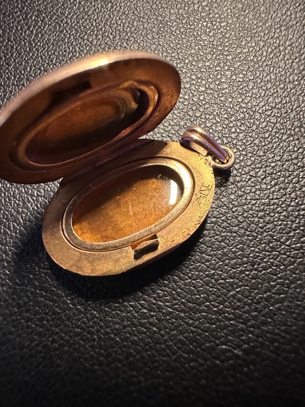 Vintage 10K Gold Oval Locket Etched Laurel Wreath Monogram Pendant – 1.7 grams