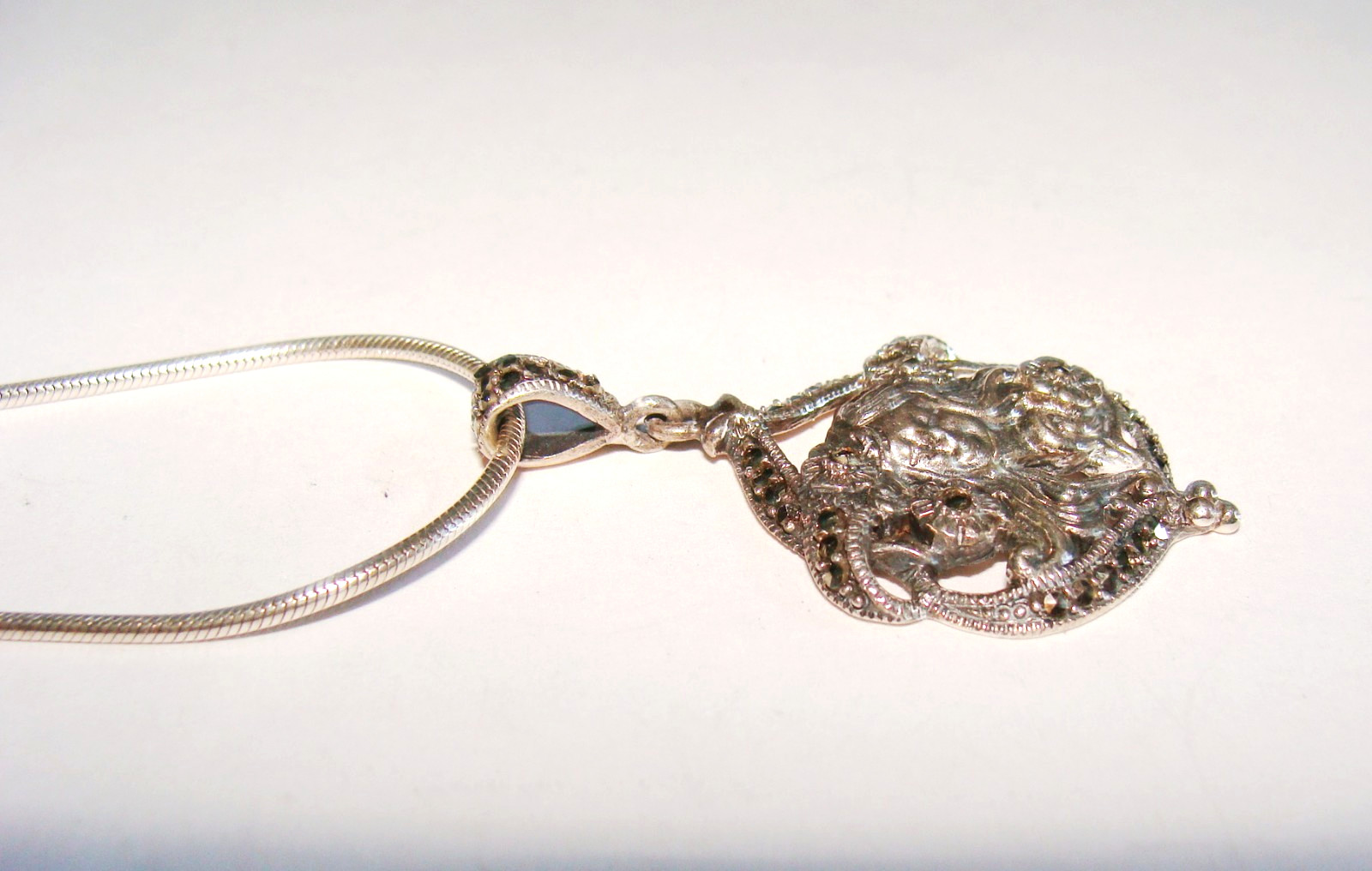 Nouveau Style 17.0g Sterling Silver Marcasite Lady Face Pendant & 18″ Necklace