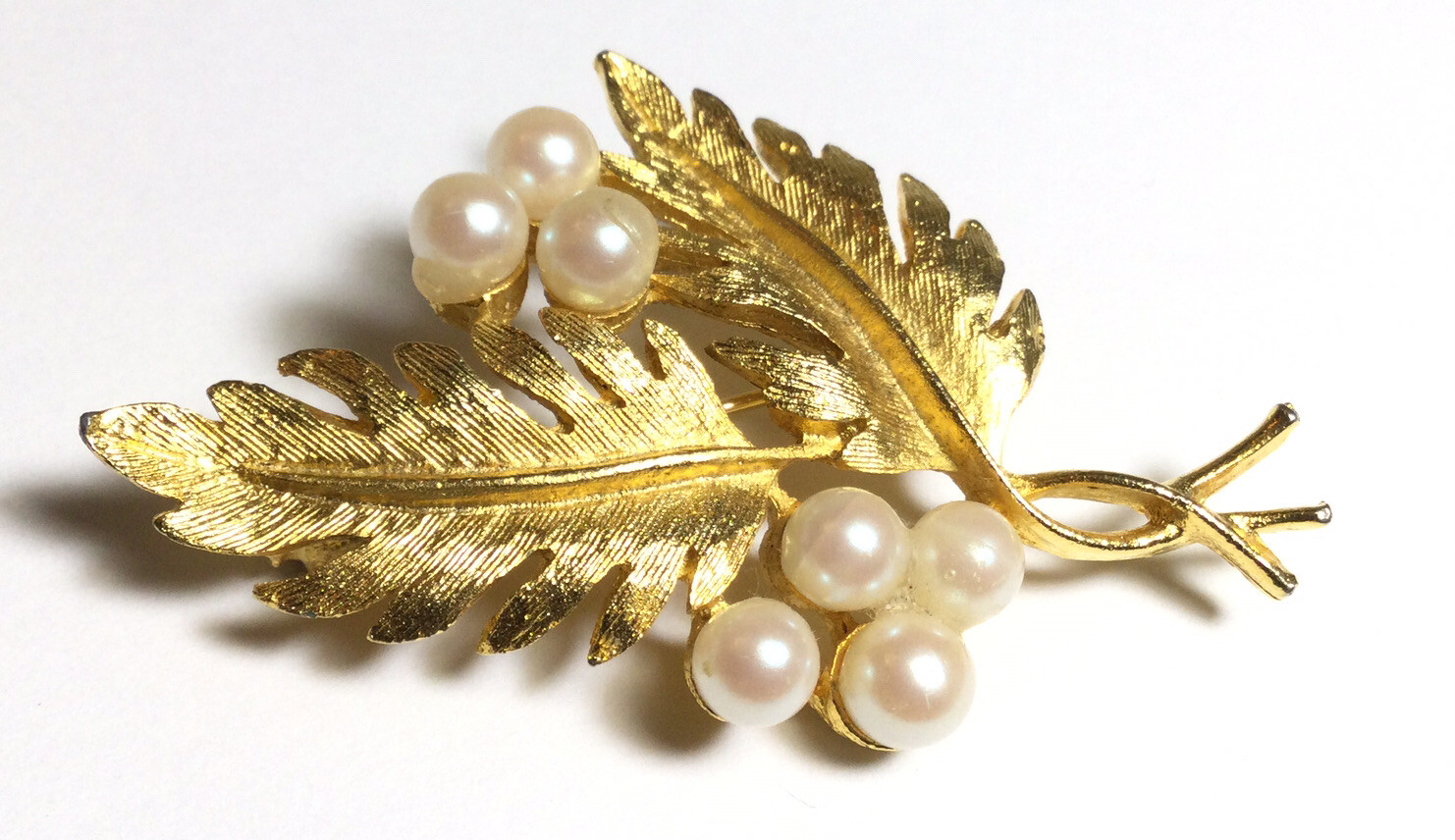 PRETTY SIGNED D.F.A. LEAFY FAUX PEARL CLUSTER BROOCH GOLDTONE