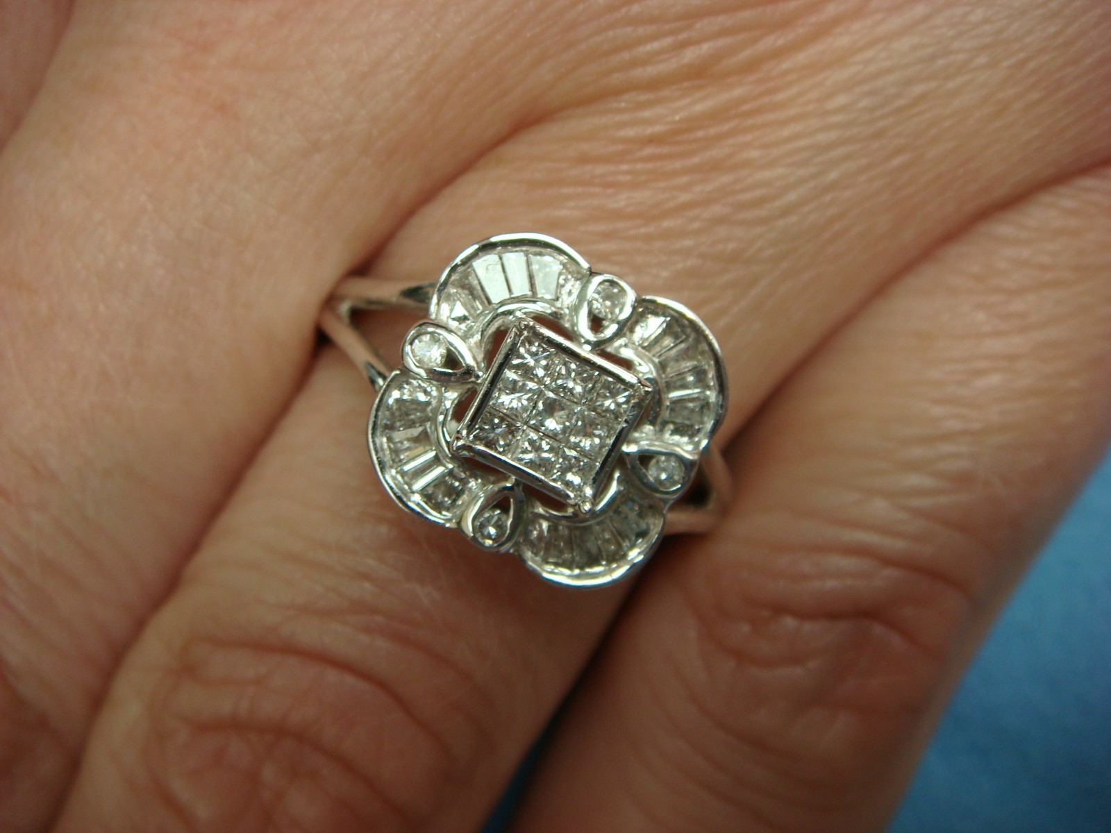 14 KT. NATURAL PRINCESS AND BAGUETTE DIAMONDS LADIES RING 3.2 GRAMS SUIZE 7