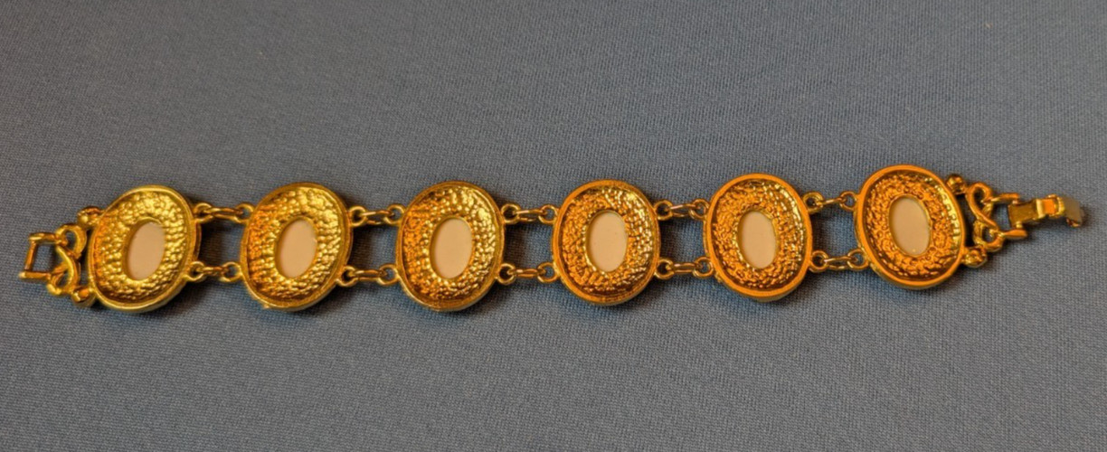 Vtg porcelain horsehead portrait fashion jewelry bracelet, gold metal setting