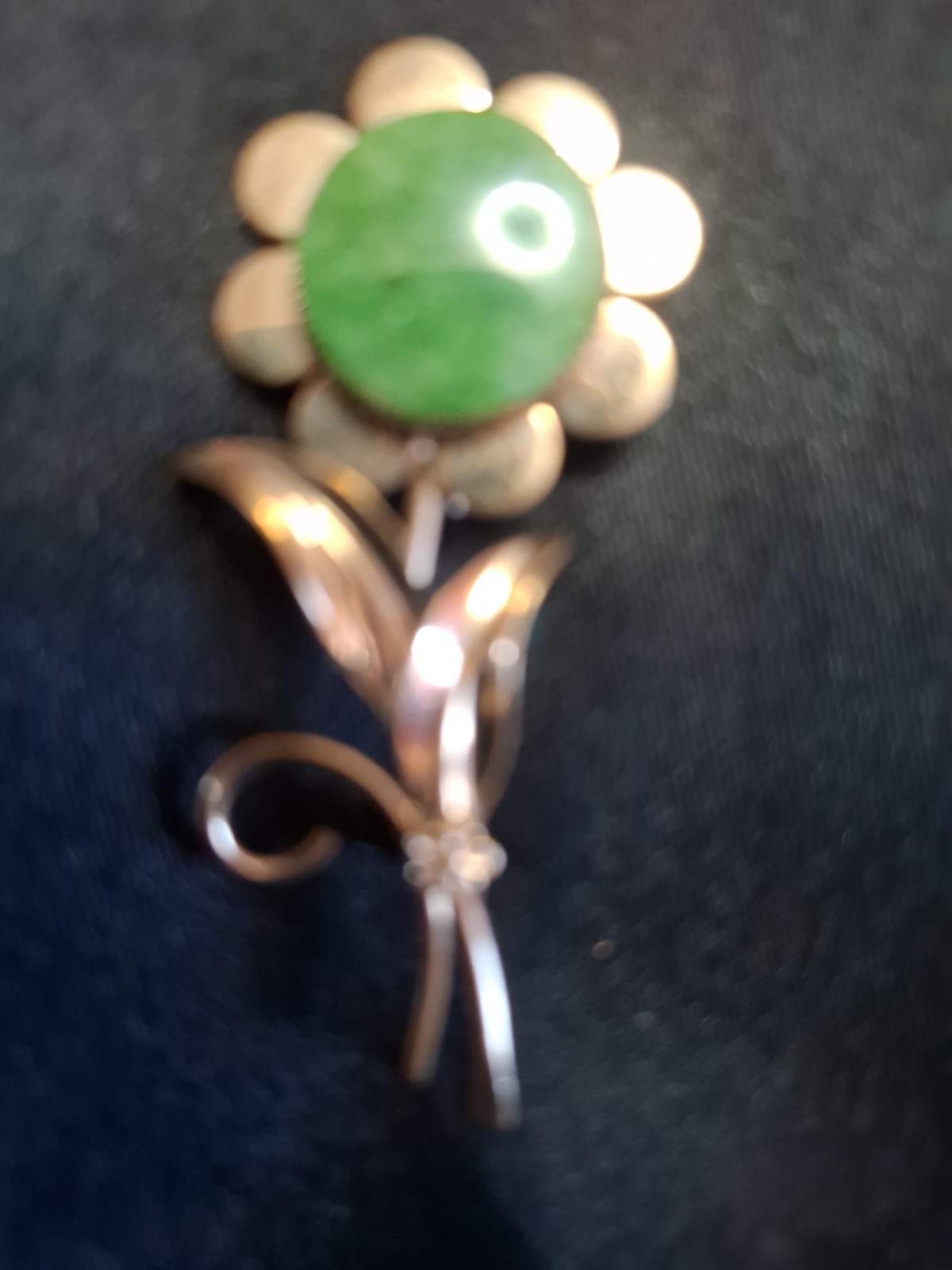Vintage 12k gold filled Daisy broch with a green stone in the center