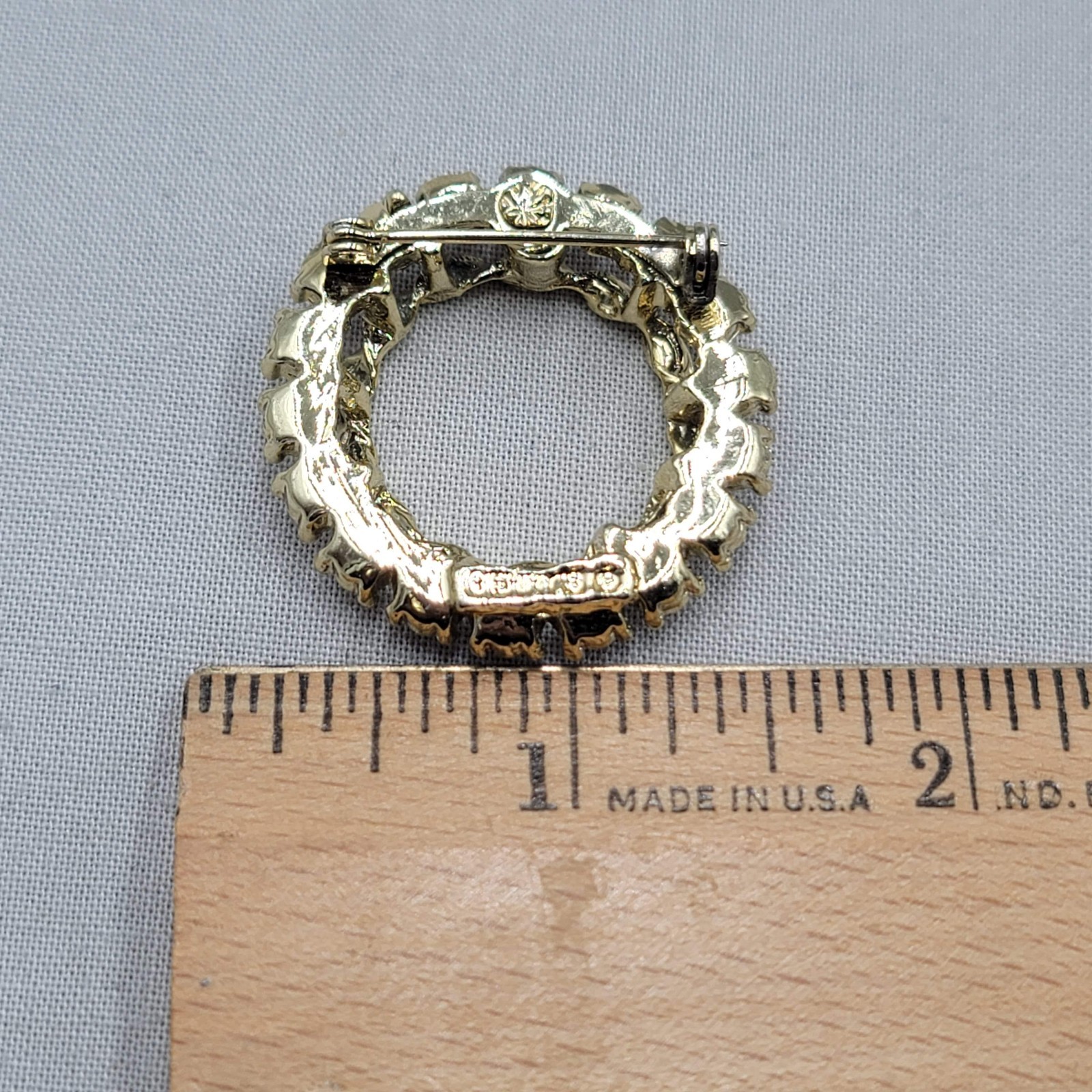 Vintage Gerry’s Red Rhinestone Open Circle Wreath Brooch Gold tone 1.5″