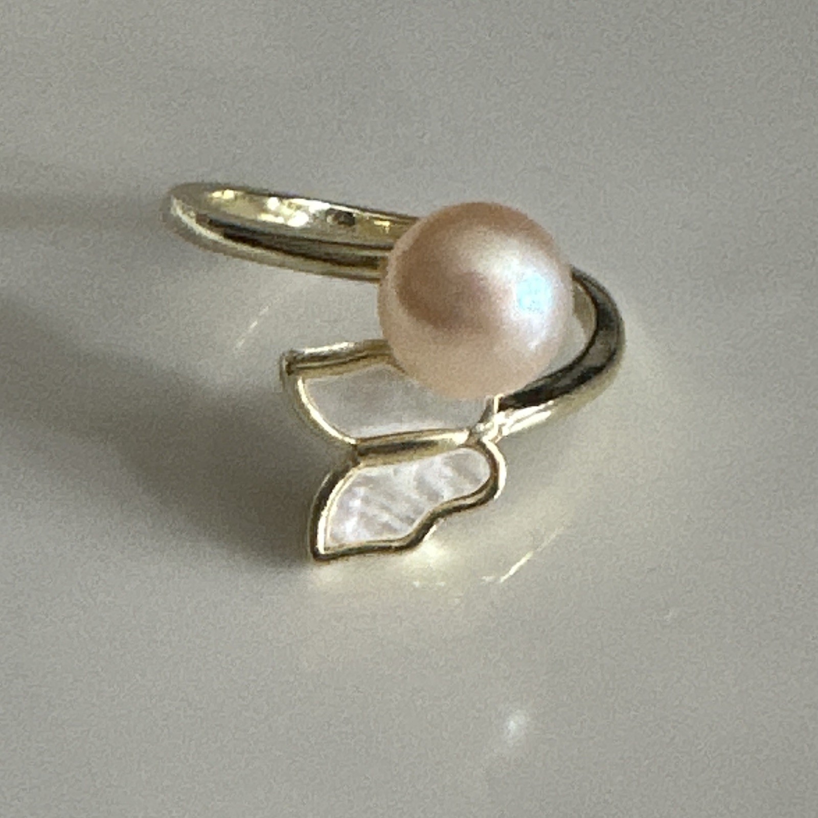 Gold Tone Ring with 7mm White Round Pearl Center And Butterfly Mother of Pearl
