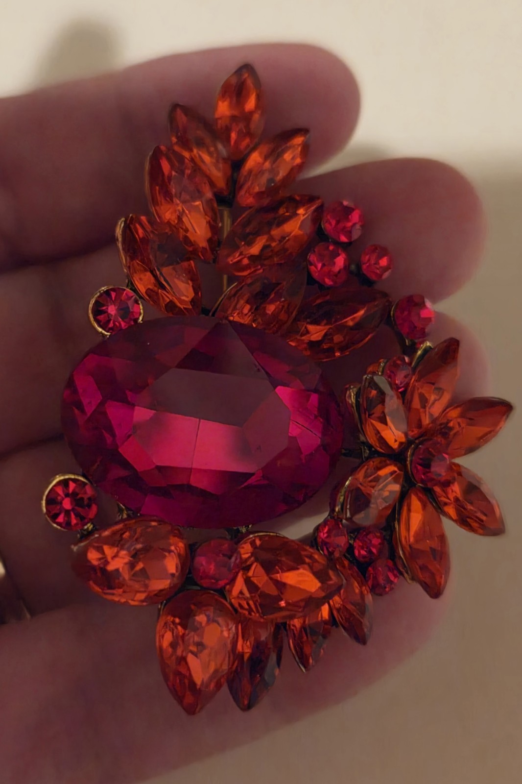 Absolutely Stunning Red Rhinestone Flower Floral All Occasions Brooch P2-160-3