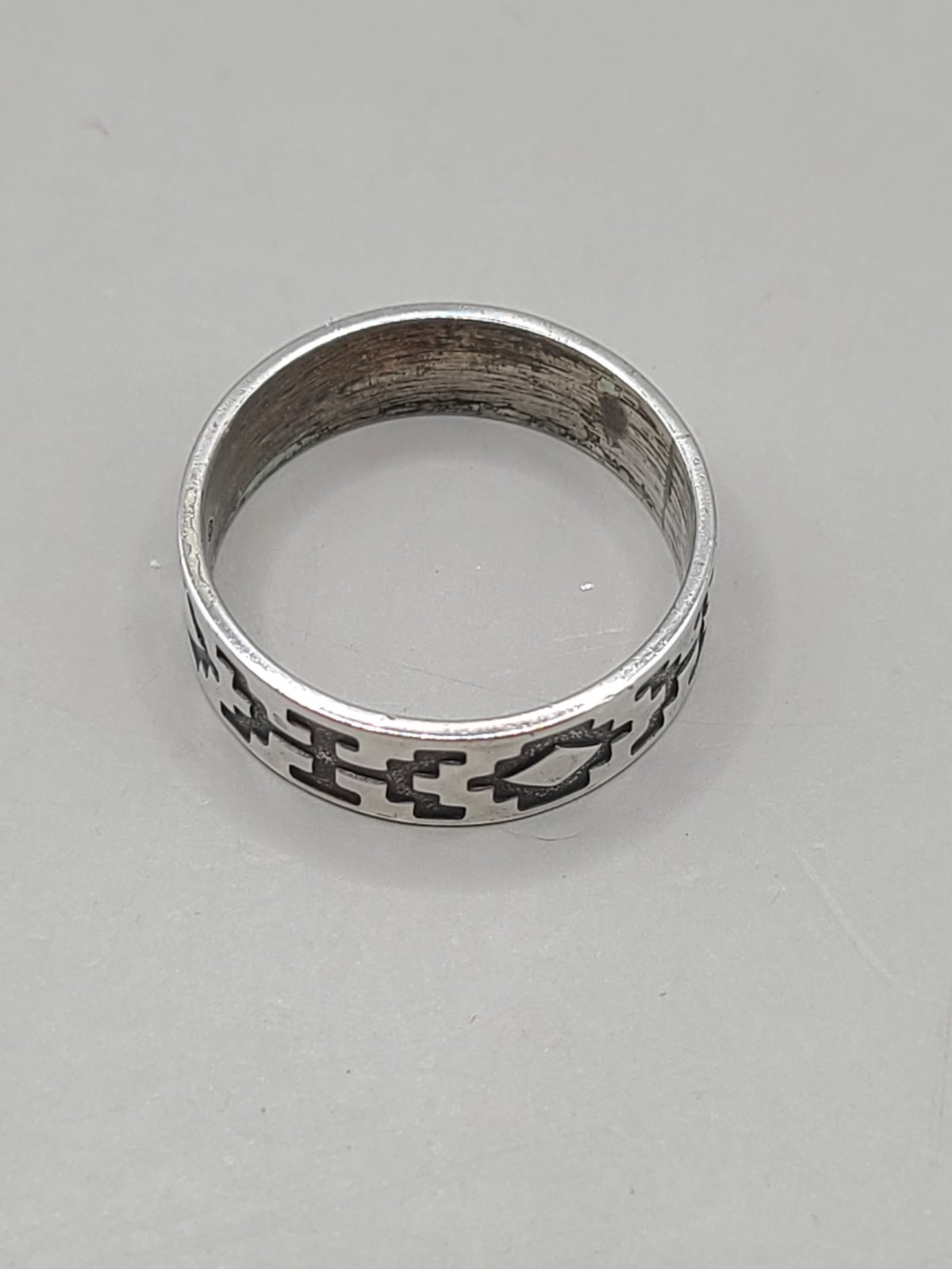 Vtg Wheeler Manufacturing Co Sterling Silver Tribal Overlay Band Ring Size 8.5