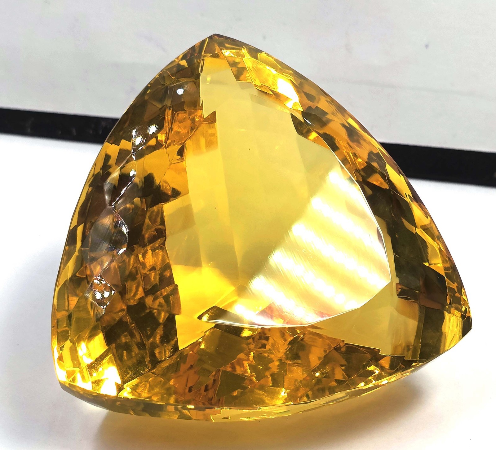 High Quality 1000 Ct Natural Yellow Sapphire Trillion Shape IGL Gemstone 6AHJ
