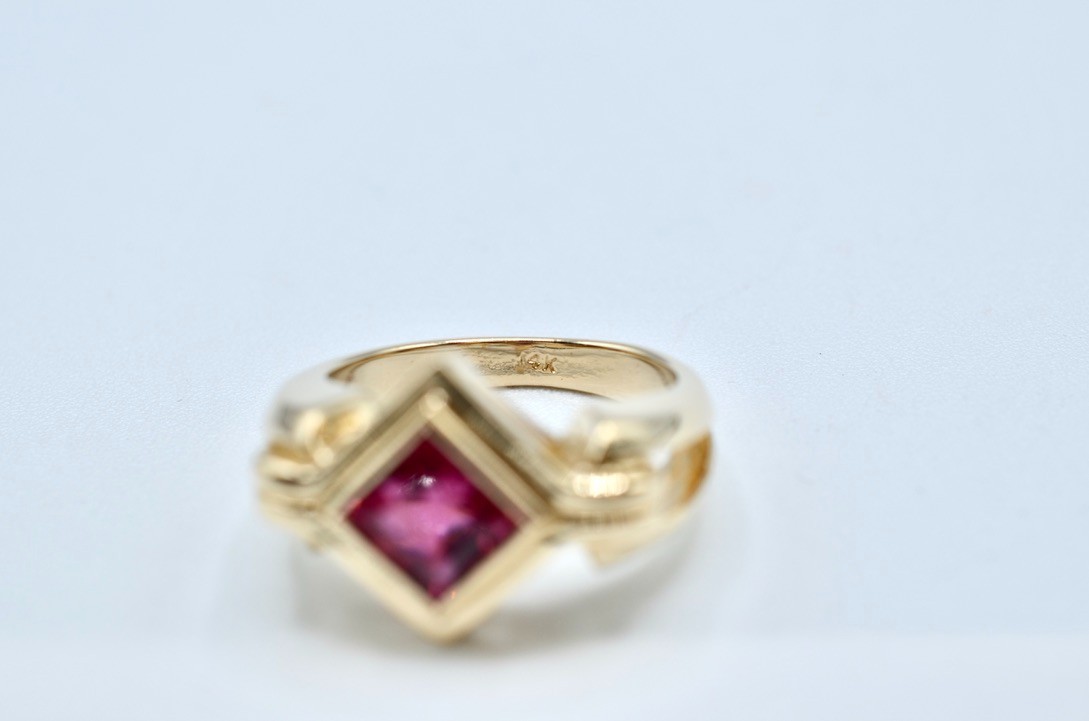 14k Vintage Gold And Rubellite Solitaire Ring.~~8.6gr