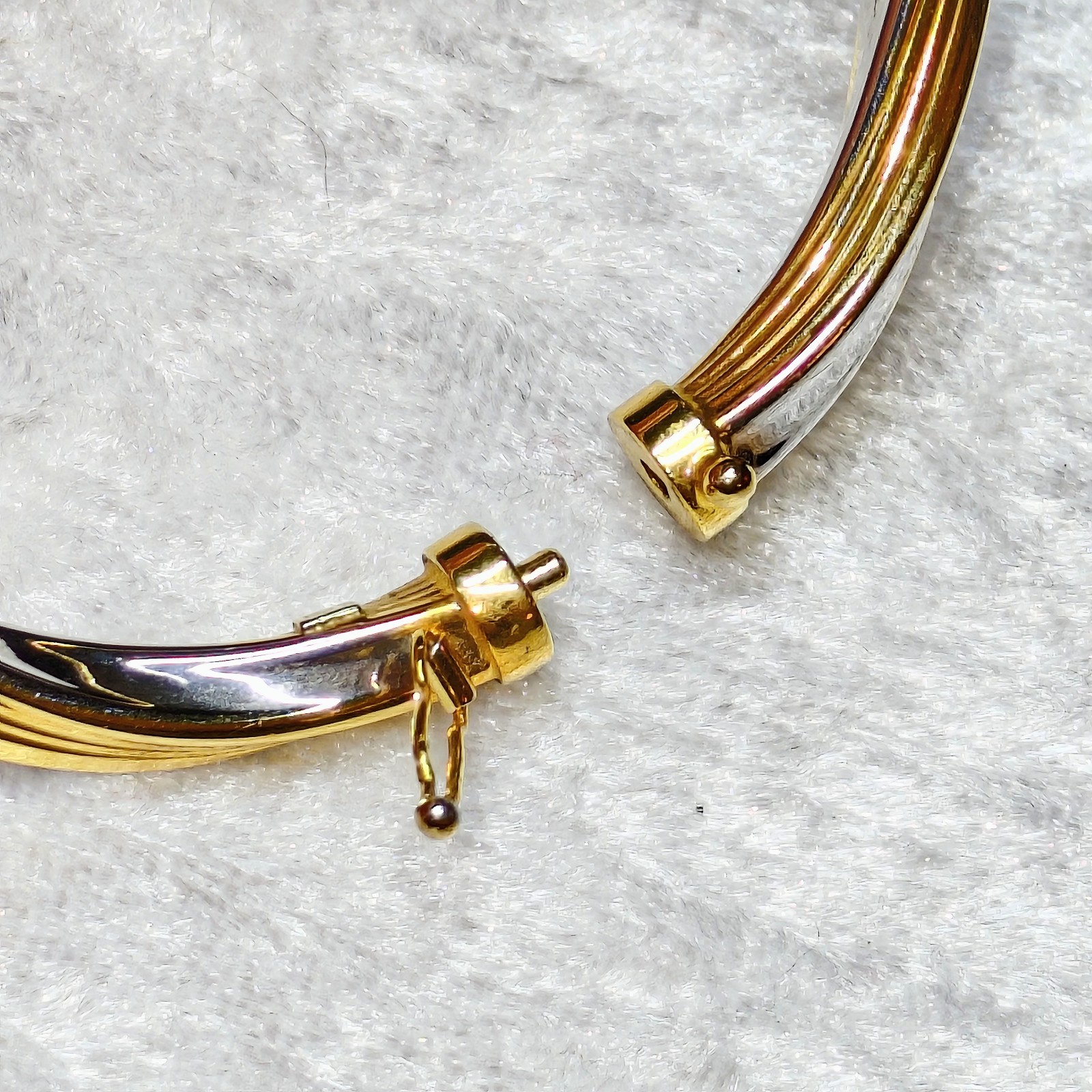 Stunning 9ct yellow & white gold twist hinged bangle with a locking clasp