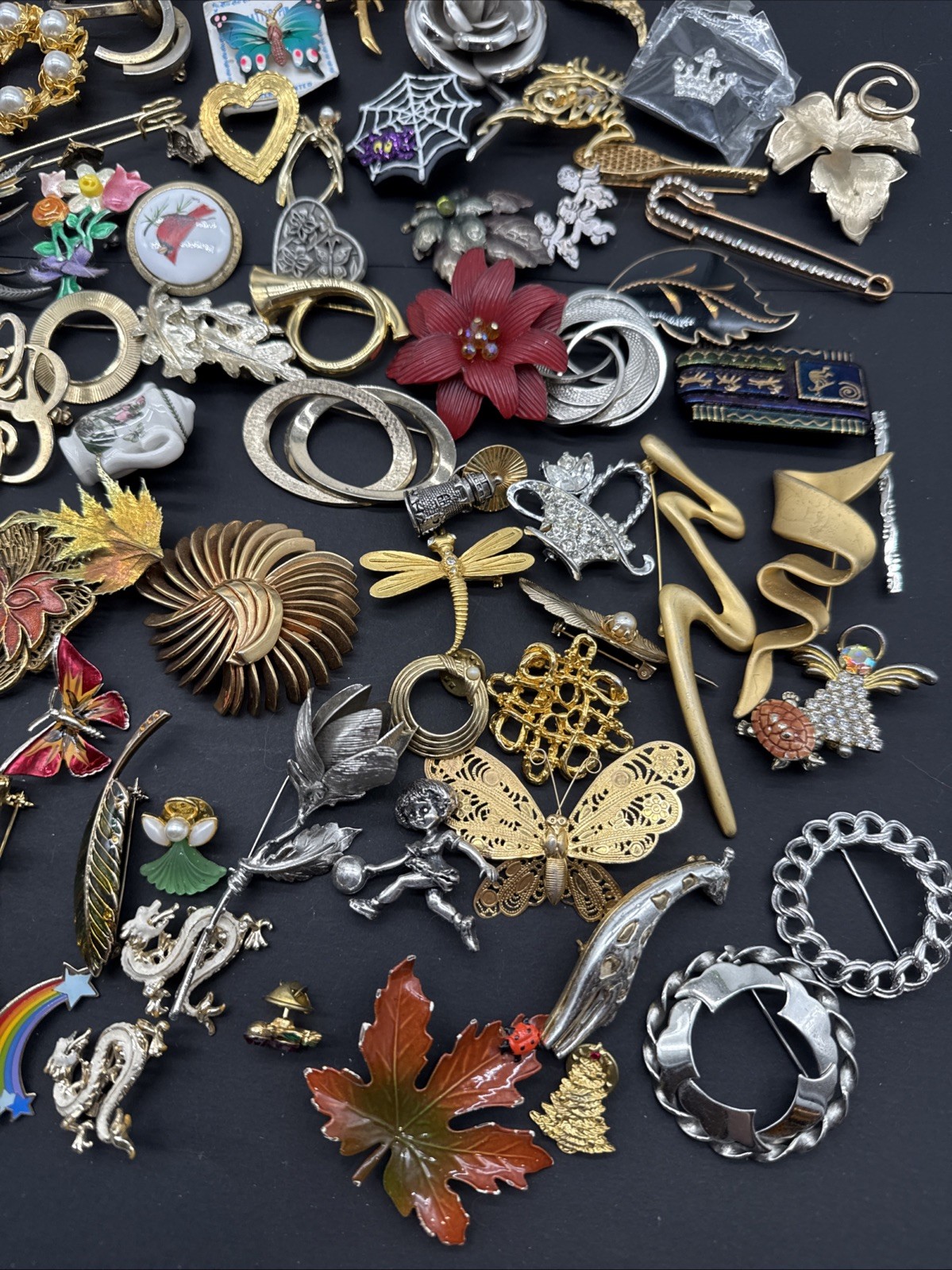 Lot Of 132 Brooches Pins – Many Signed – Silver Gold Tone Wholesale Resell J108b