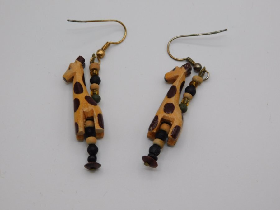 J26-VINTAGE PIERCED EARRINGS~HAND CARVED GIRAFFES~2.25″ DANGLE