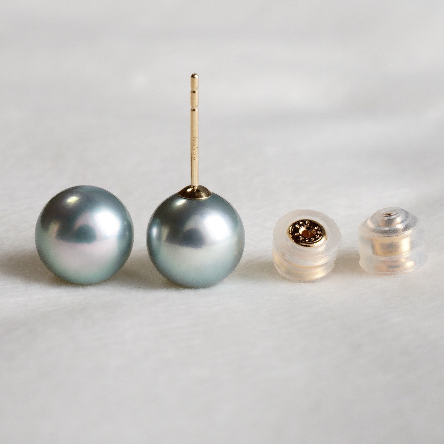High Luster 8.7mm Round Gray-Blue Japanese Akoya Pearl Stud Earrings 18K Gold
