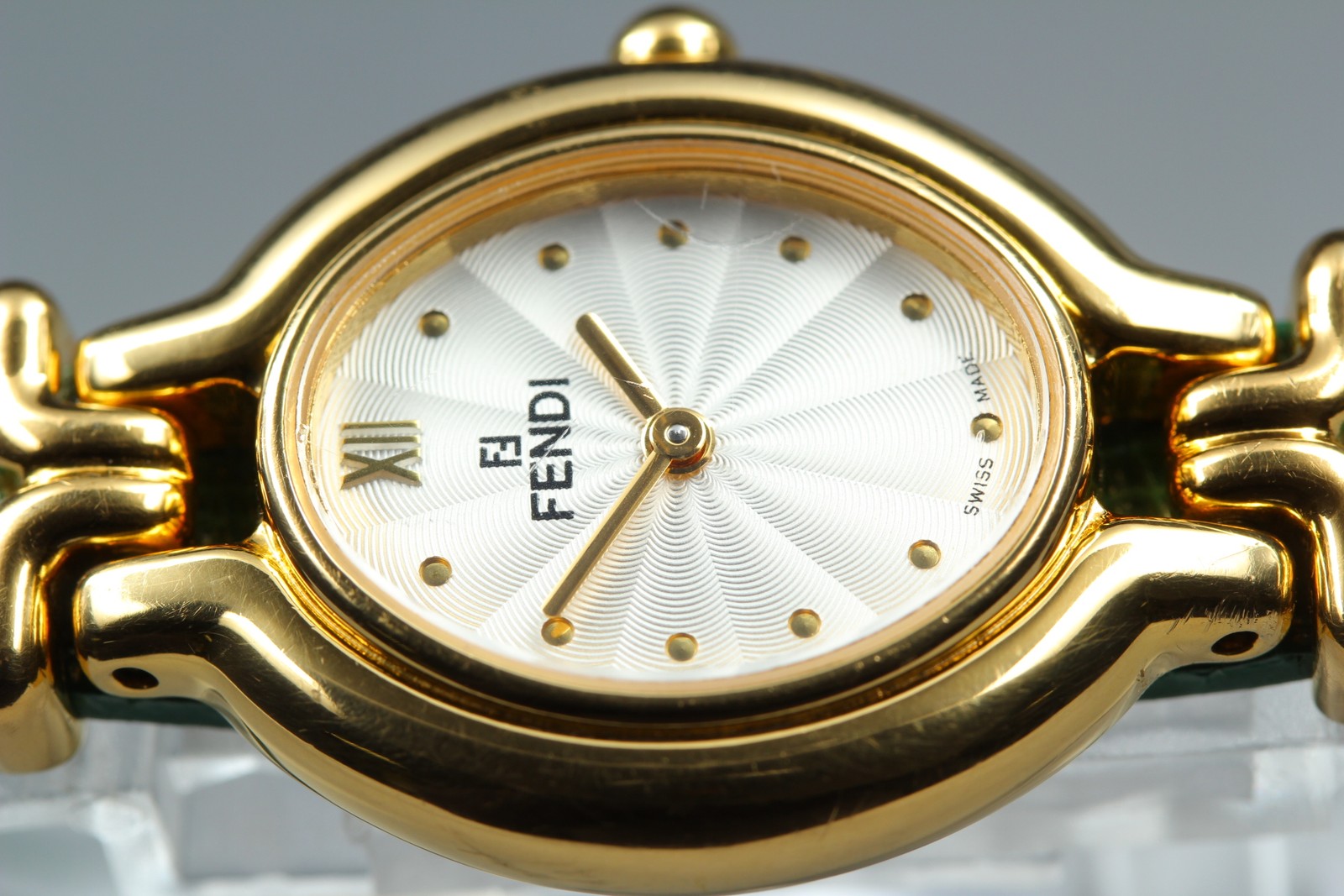 FENDI 640L Chameleon Change Green Belt Gold 24mm Women’s Quartz Watch Vintage