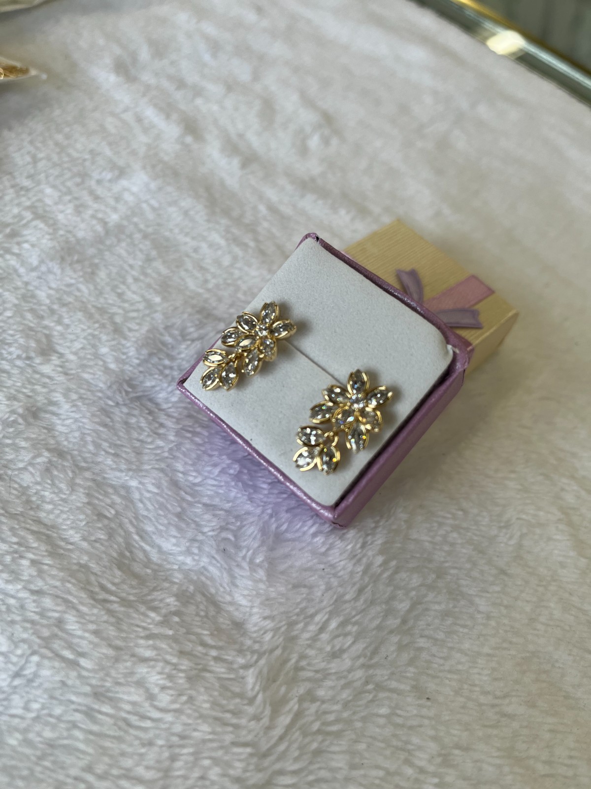 Aretes de oro laminado para mujer de flor con peirdas color blanco