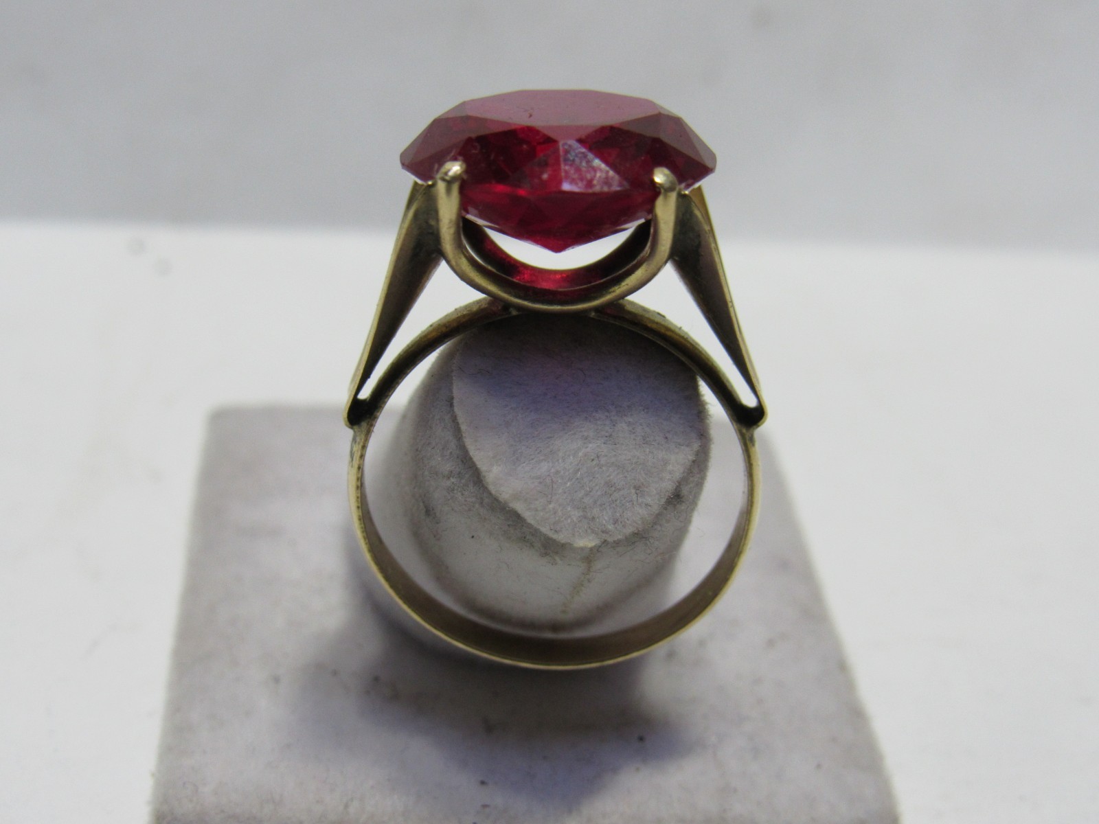ROUND RED RUBY or sapphire 12.5 – 13 CARATS 14KT YELLOW GOLD MOUNTING RING