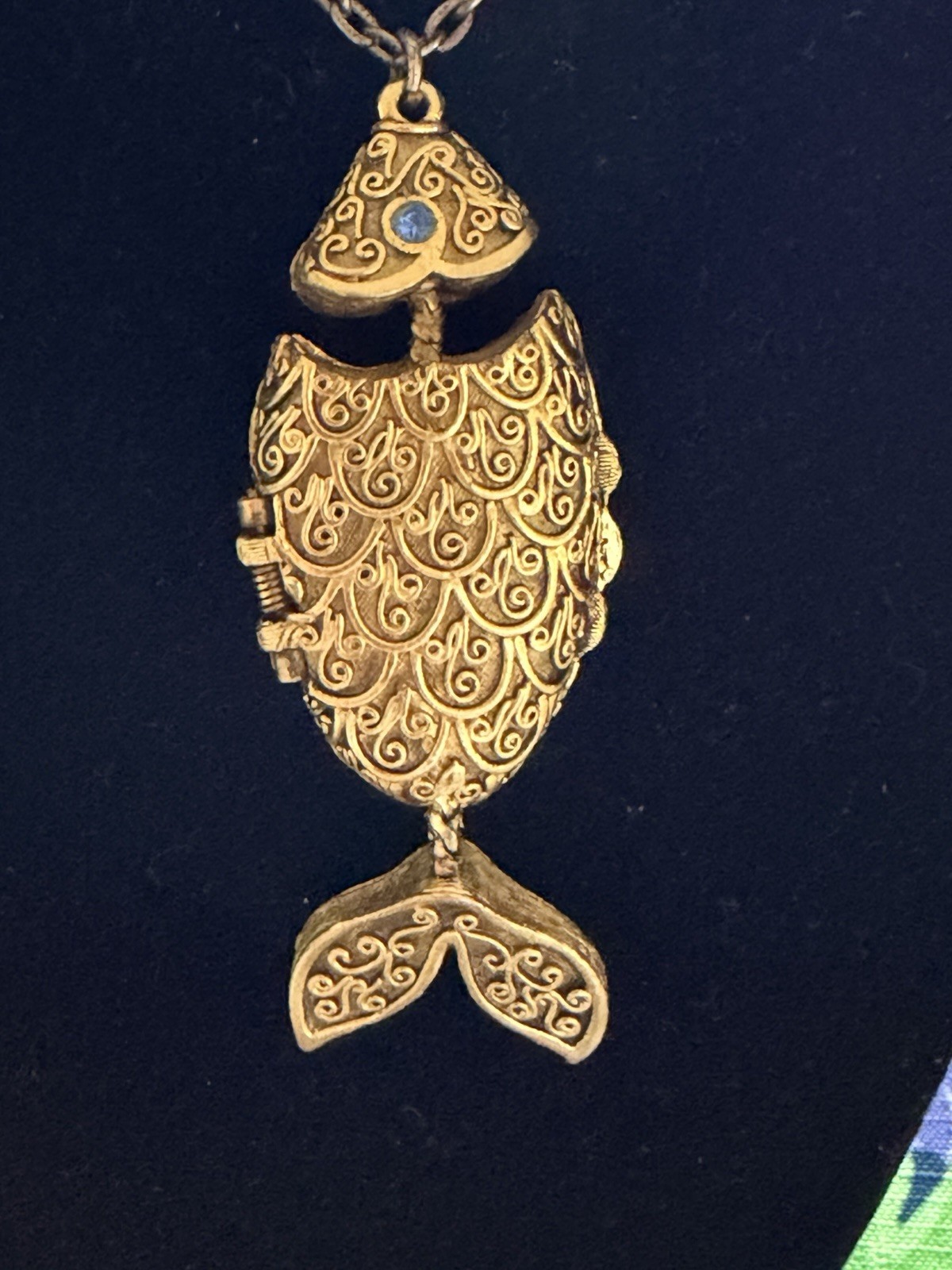 MAX FACTOR PENDANT SOLID PERFUME COMPACT NECKLACE goldtone FISH