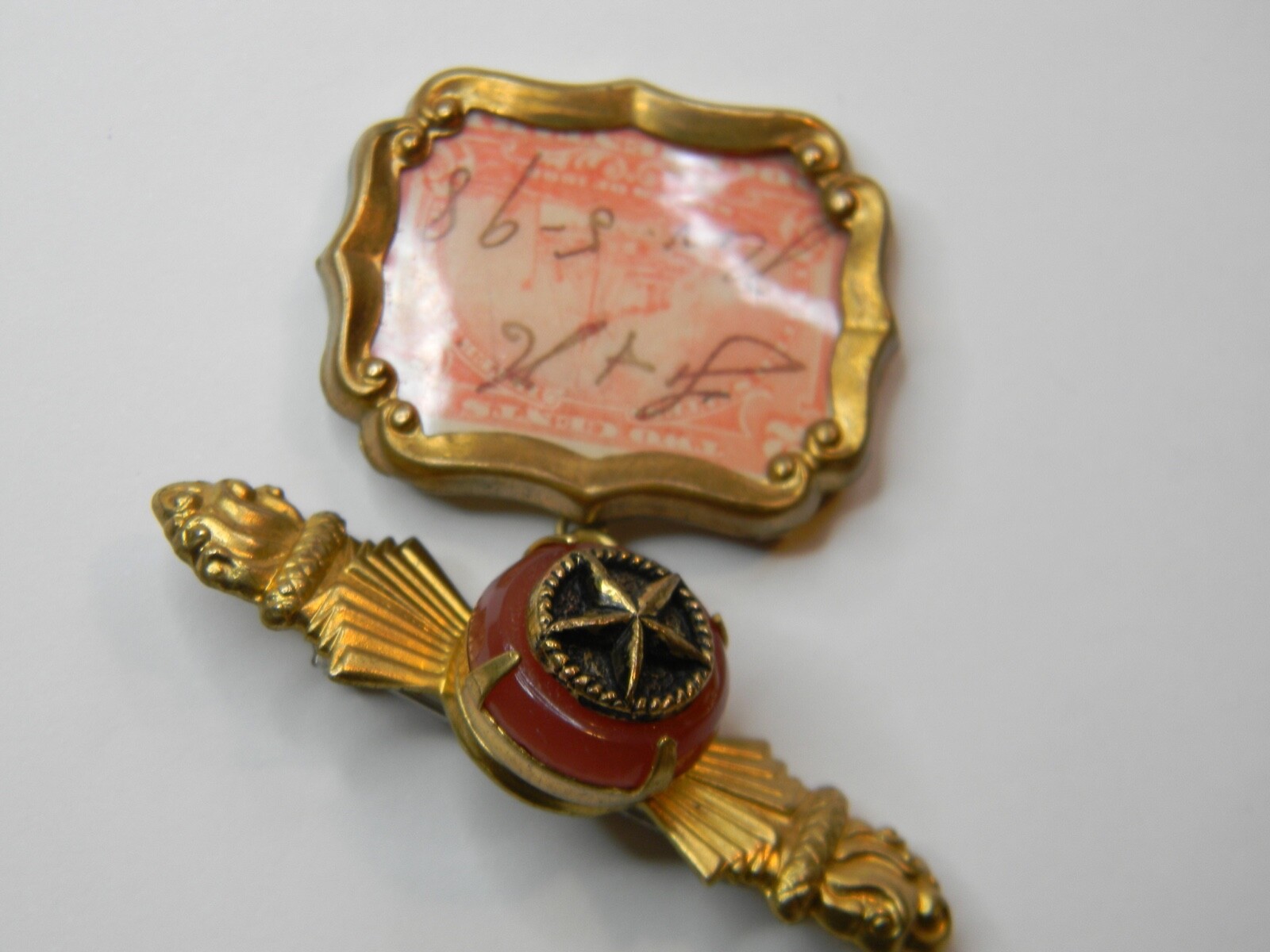 1898 19C VINTAGE 2 CENT DOCUMENT STAMP GOLD PLATED ORNATE BROOCH PIN PENDANT