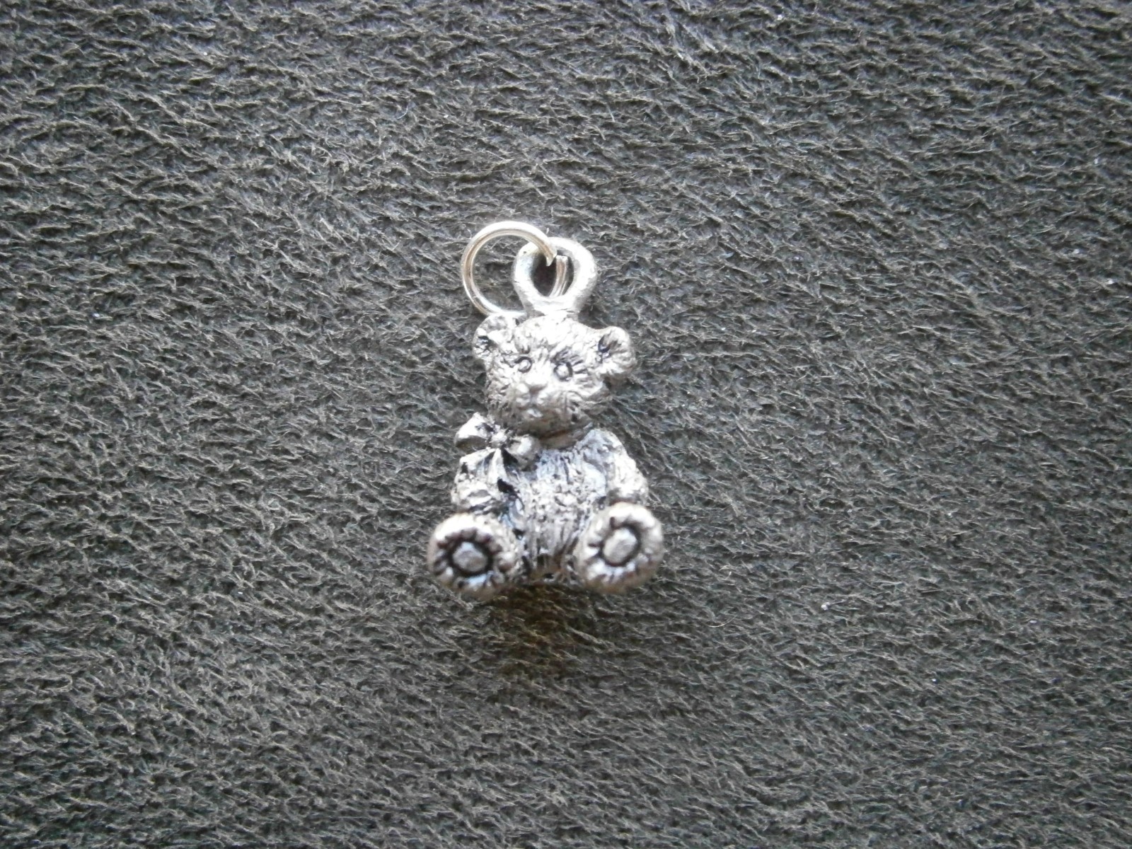 Seated Teddy Bear Detailed Vintage Dark Silvertone Charm Pendant 4.0g