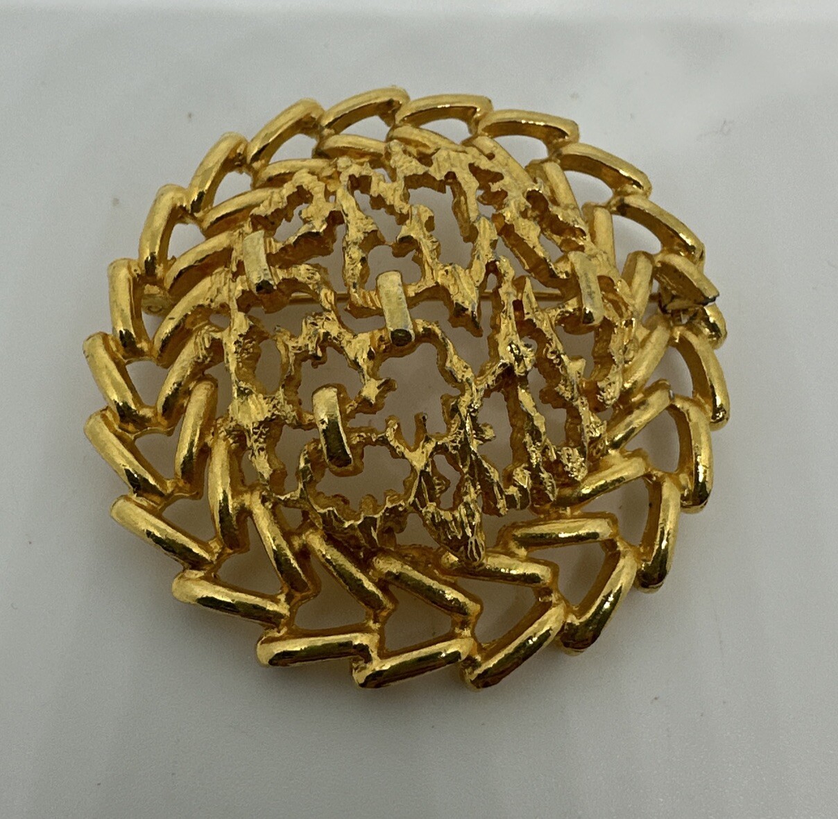 Roget TM Gold Tone Swirl Round 2″ Brooch Pin Signed Vintage