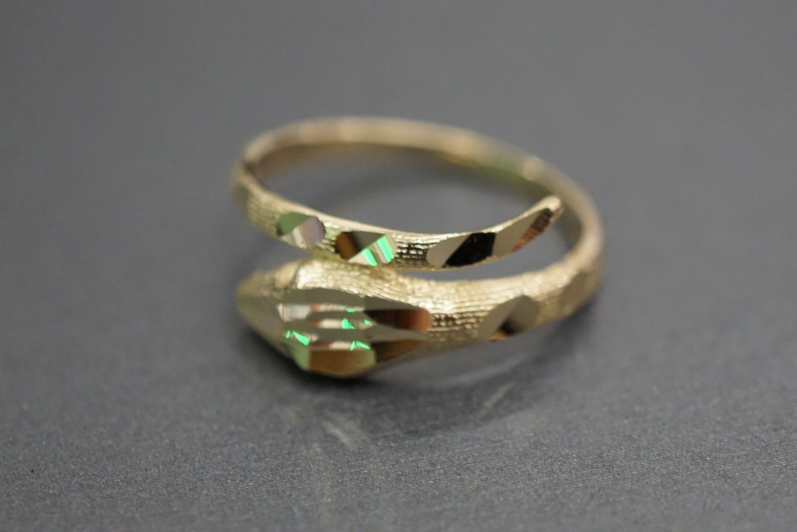 Real 14K Solid Yellow Gold Diamond Cut Snake Band Ring. Size 7