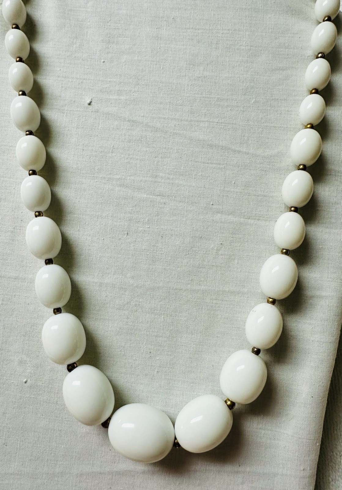 Vintage White Graduated Bead Single Strand Necklace n0302